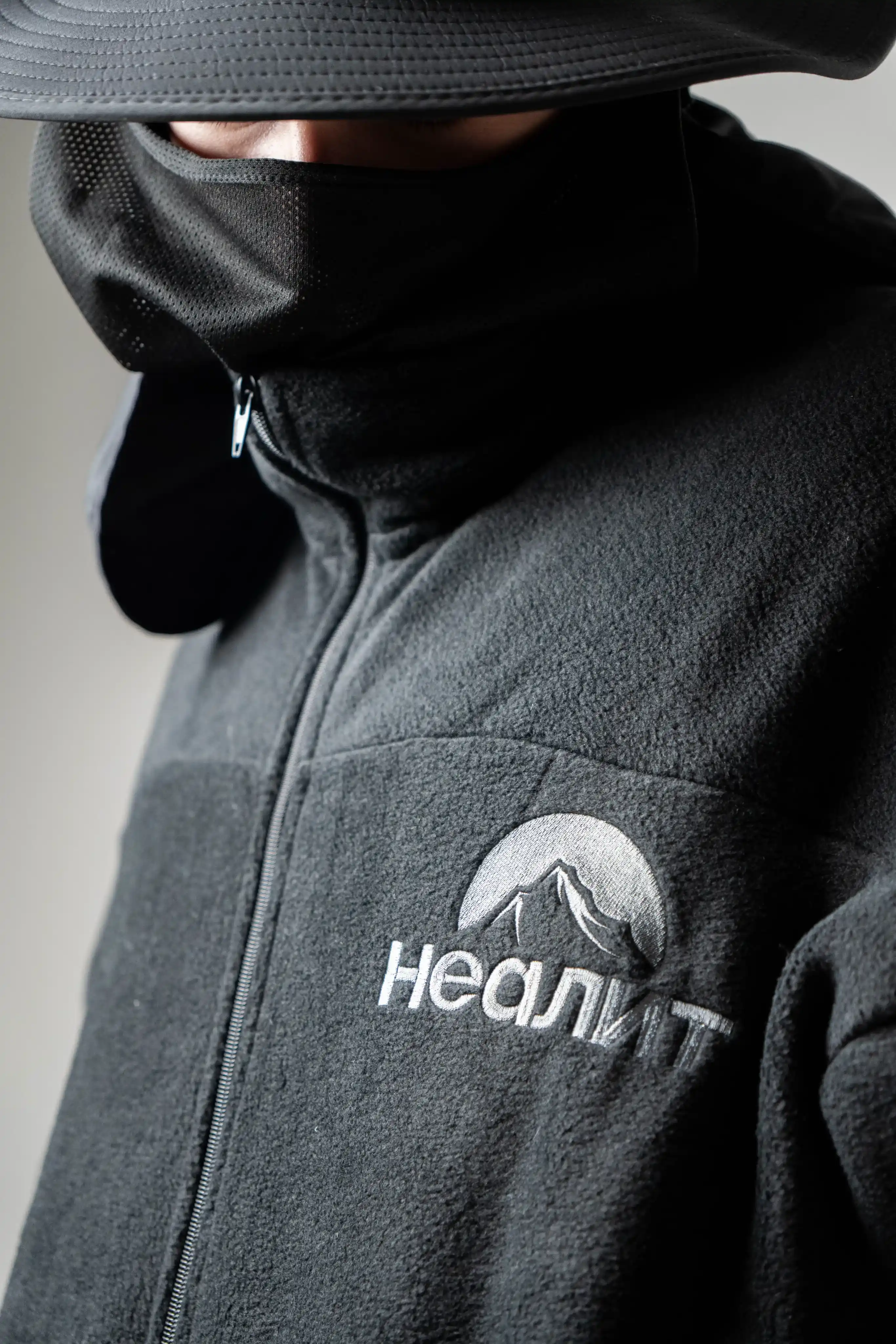 Декоративное изобрежние флисовой кофты НЕАЛИТ с ярковыраженным логотипом на груди