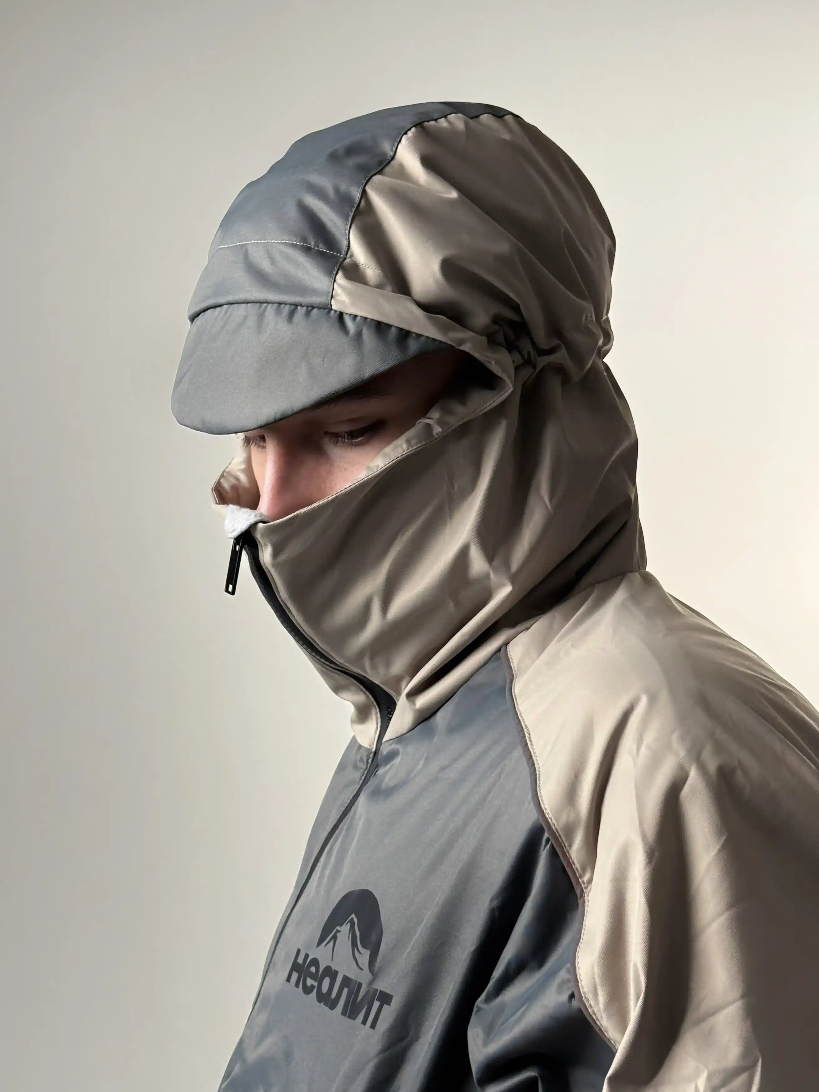 Изображения парня в капюшоне в ветровке НЕАЛИТ по грудь