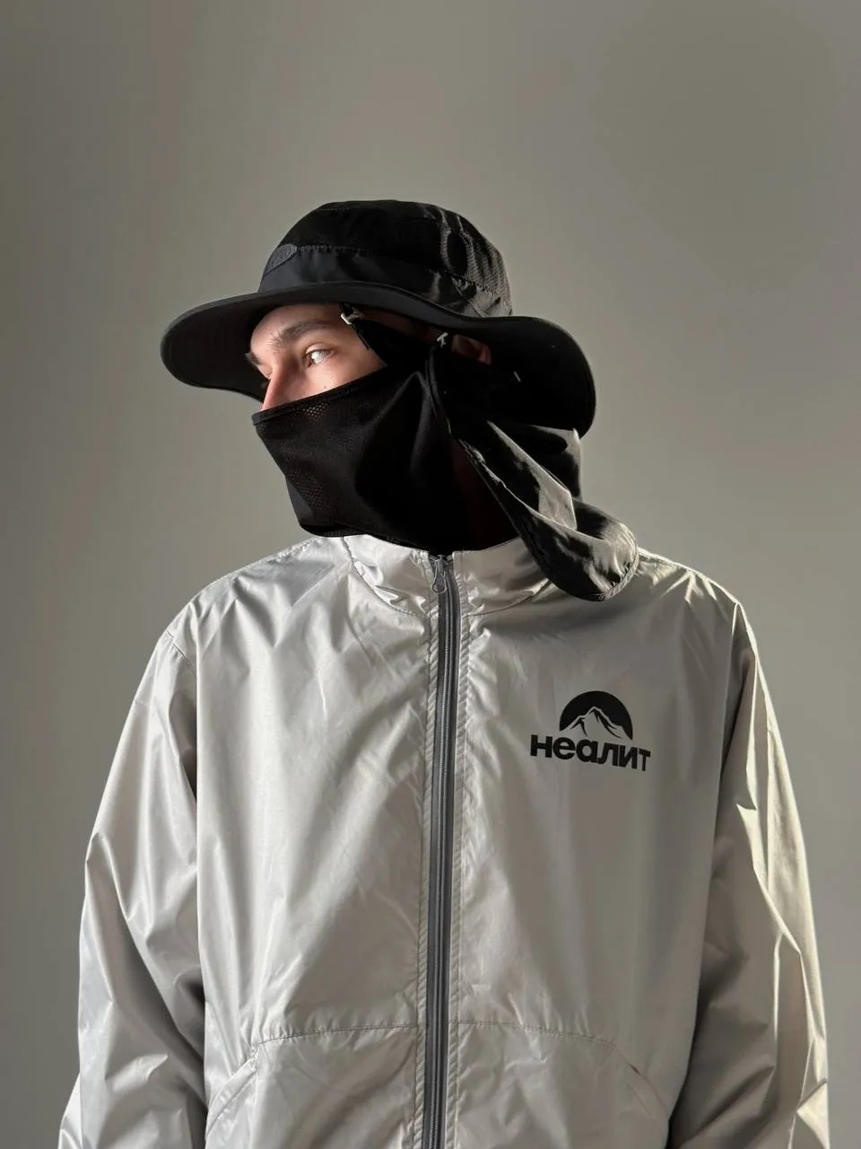 Изображения парня в панаме с маской, одетым в ветровку НЕАЛИТ по пояс